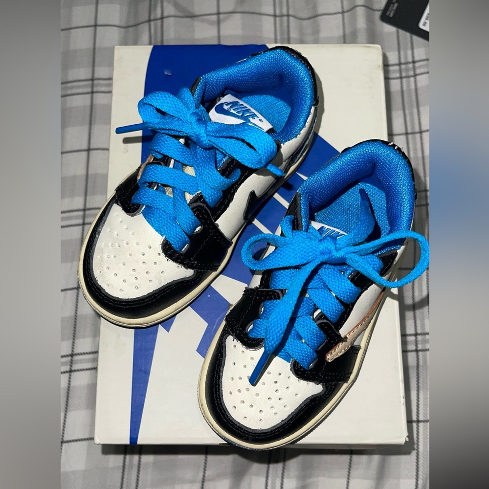 Jordan 1 Low Travis